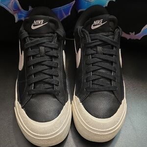 Nike Women's Black and White Casual Sneakers